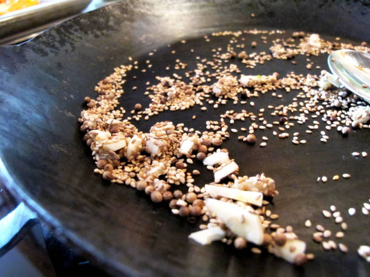 Sesam, Koriander und Knoblauch wird angeröstet