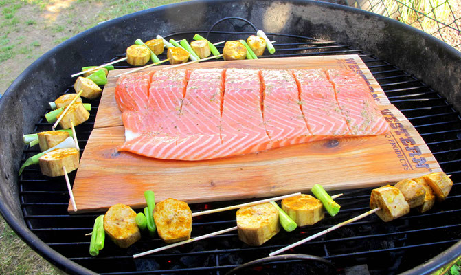 lachs auf zedernholz