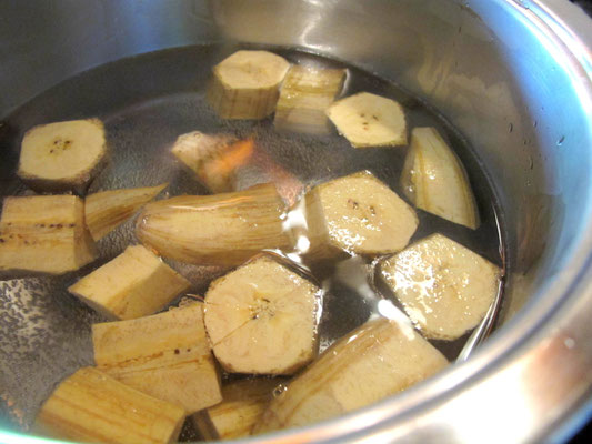 grüne Kochbananen 20 Minuten kochen
