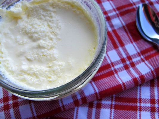 Selbstgemachte Crème Fraîche: Sie ist fertig! An der Oberfläche hat sich eine Art feste Haut abgesetzt