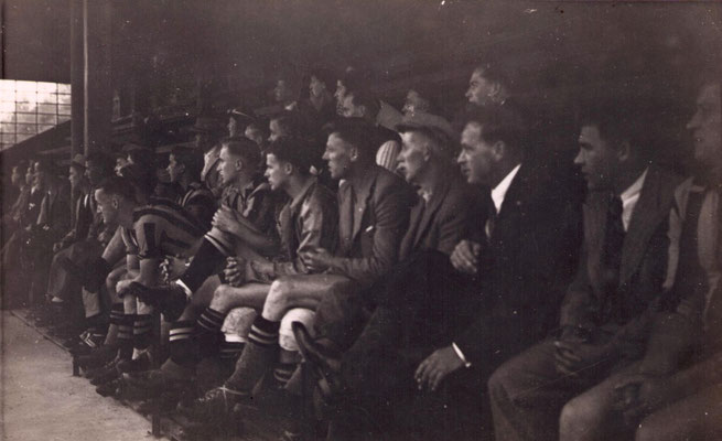 1. August 1937: Tribüne des FC Oerlikons, Aufstiegsspiel in die 3. Liga