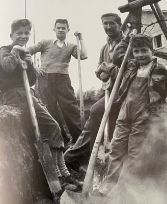 Karl Kofler Sen. mit seinen Söhnen Karl Jun. und Richard sowie Magnus Kühne (Bäcker in der Konditorei Kofler und Spielberichterstatter im damaligen «Ustermer») beim Frondienst 1956 auf der Meierwiesen.