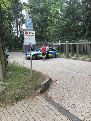 15:35 Uhr, Russian Consulate Bonn: Jonas informs the massive police presence that the action is finished