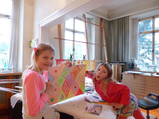 Kinder malen und zeichnen im Atelier