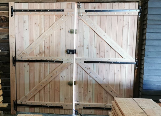 Porte deux battants 2.18 x 1.14m en lames à volets