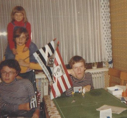 Natürlich Fußball..."TippKick" dürfte wohl jedem bekannt sein. Auf dem Bild: Johannes (vorne), Detlef (rechts), Melanie (auf meinen Schultern), der kleine Holgi (stehend)