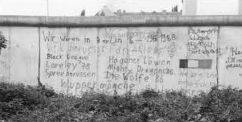 1988 haben wir uns, mit einigen anderen BFCs, auf der Berliner Mauer verewigt.