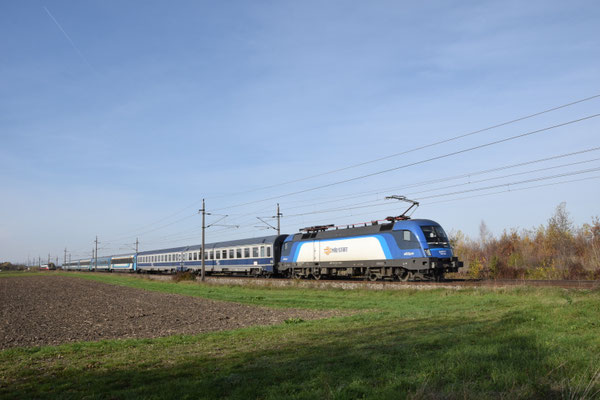 Am 03.11.2024 hat EC 143 Wien–Oradea bzw. –Baia Mare bzw. –Tschop soeben die Haltestelle Sarasdorf passiert.