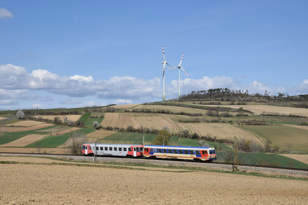 11.04.2022, R 6022, Herzogenburg (NÖ): Noch dominieren zwischen Krems und St. Pölten die Dieseltriebwagen der Reihe 5047 das Bild. Bis 2027 soll die Strecke elektrifiziert sein.