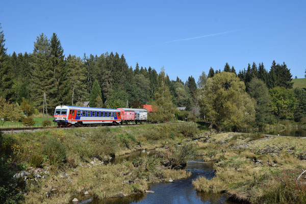 07.10.2022, R 3189, Haslach an der Mühl (OÖ): Im Sommer verkehren einzelne Züge der Mühlkreisbahn mit einem Farrad-Waggon. Der nördliche Teil der Strecke nach Aigen-Schlägl könnte in einigen Jahren eingestellt werden.