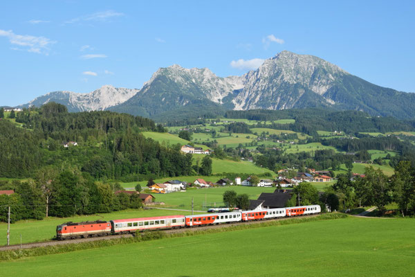Nur zur Sommer-Sonnenwende möglich: Ein Bild vom nordwärts fahrenden IC 600 bei Windischgarsten ohne Schatten (Am untersten Bildrand kommt links der Mitte gerade der Schatten angekrochen)