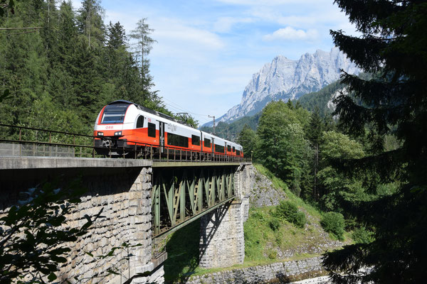 23.07.2022, R 1916, Johnsbach (Steiermark): Die Gesäuse-Strecke gehört zu den landschaftlich schönsten Bahnstrecken in Österreich. Im Personenverkehr wird sie, von einer saisonalen Verbindung abgesehen, nur mehr am Wochenende regulär befahren.