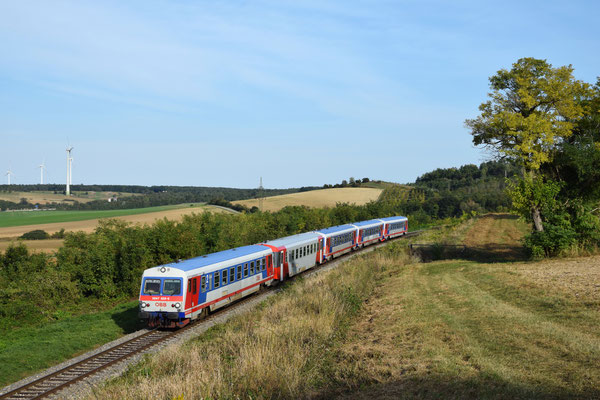 R 7148 Sopron-Wr. Neustadt wird planmäßig mit fünf Triebwagen der Reihe 5047 geführt. Ich habe den Zug am 06.10. bei Wiesen-Sigleß festgehalten.