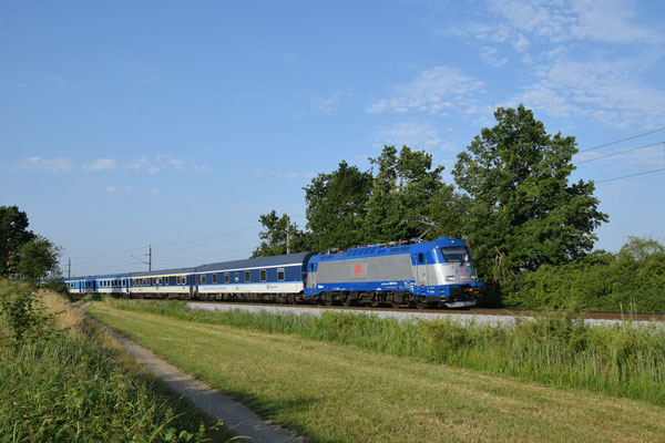 EC 330 hat in Linz einen Schlafwagen aus Zürich übernommen und bringt diesen als EN 50467 nach Prag, wobei es am 18.06. zwischen Budweis und Prag einen Schienenersatzverkehr gab. Das Bild entstand in Katsdorf.