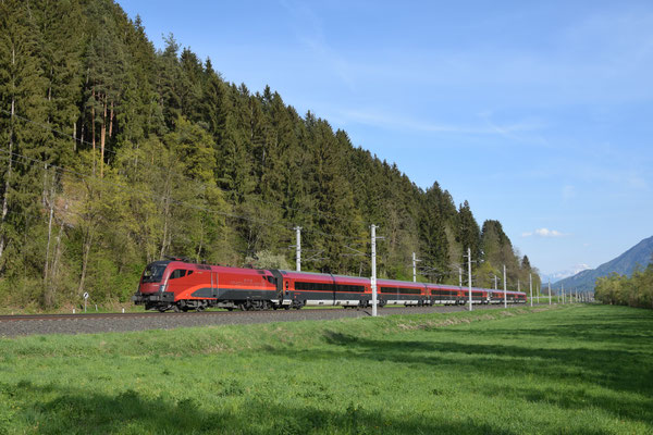 30.04.2022, RJ 110, Paternion-Feistritz (Kärnten): Der Railjet ist auf dem Weg von Klagenfurt nach München.
