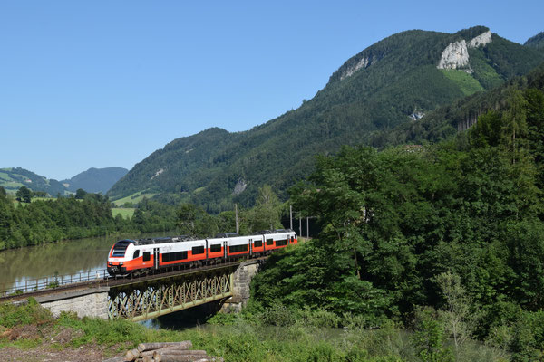 03.07.2022, R 3672, Trattenbach (OÖ): Ein "Cityjet" der Baureihe 4744 überquert die Brücke bei Trattenbach.