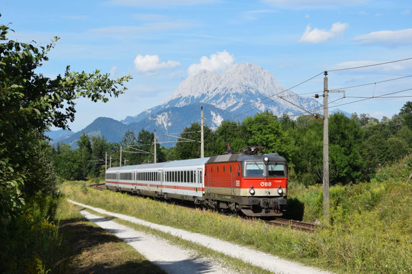 Wegen Wagenmangels haben die ÖBB einige alte Wagen von der DB angemietet. Hier am 26.07.2024 am D 1014 Wien–Hieflau–Bischofshofen, bei Frauenberg.