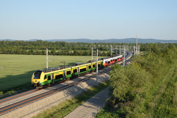 Am 09.05.2024 passiert REX 7631 Deutschkreutz–Bratislava mit REX 7831 Eisenstadt–Bratislava das nördliche Ende der neuen Umfahrung Ebreichsdorf bei Trumau.