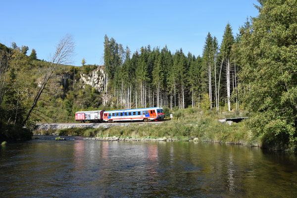 Am nördlichen Abschnitt der Mühlkreisbahn (bei Iglmühle) ist am 13.10. R 3182 von Linz nach Aigen-Schlägl zu sehen.