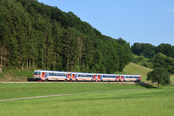 Einen nicht alltäglichen Anblick bietet der R 6731, der hier am 19.06. von Schrambach nach St. Pölten unterwegs ist.