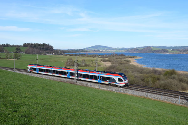 12.04.2022, R 3068, Seekirchen am Wallersee (Salzburg): Der Triebwagen mit der Nummer BRB 427.131 ist auf dem Weg von Friedburg nach Salzburg.