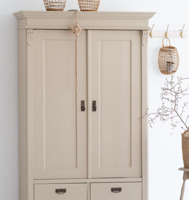 Vintage Wäscheschrank in Beige im skandinavischen Landhausstil.