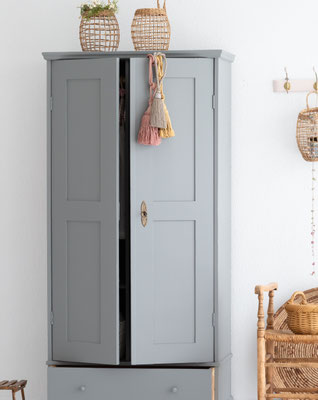 Schiefergrauer Vintage Kleiderschrank im modernen Landhausstil mit antikem Charakter.