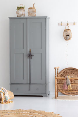 Antiker Kleiderschrank in Plummett von Farrow & Ball mit ruhiger Vintage Ausstrahlung.