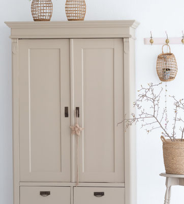 Antiker Kleiderschrank in London Stone von Farrow & Ball mit natürlicher Vintage Optik.