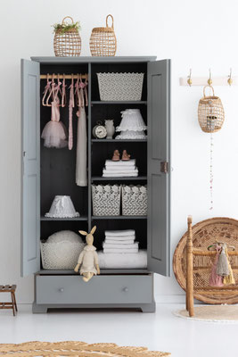 Aufgearbeiteter Vintage Schrank mit offenen Türen und viel Stauraum im Innenraum.