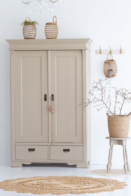 Beiger Vintage Kleiderschrank für Schlafzimmer oder Kinderzimmer im Landhausstil.