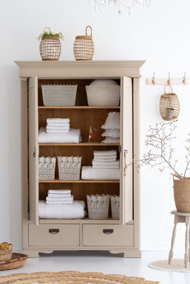 Aufgearbeiteter Vintage Schrank mit offenen Türen und Stauraum im skandinavischen Stil.
