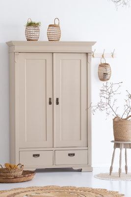 Beiger Vintage Schrank im Boho und Landhausstil mit ruhiger Naturfarbgebung.