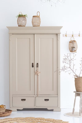 Vintage Kleiderschrank in Beige „Alma“ im Landhausstil mit zwei Türen und Schubladen.