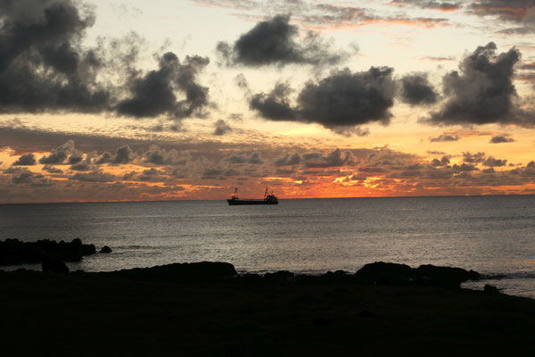 Schiff bei Sonnenuntergang in Hanga Roa