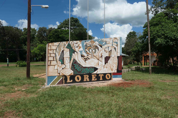 Ein Schild im Dorf Loreto mit Andeutungen an die dortige Mission