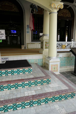 ...einer Moschee, die wegen vieler Einflüsse schwer als solche zu erkennen ist und...