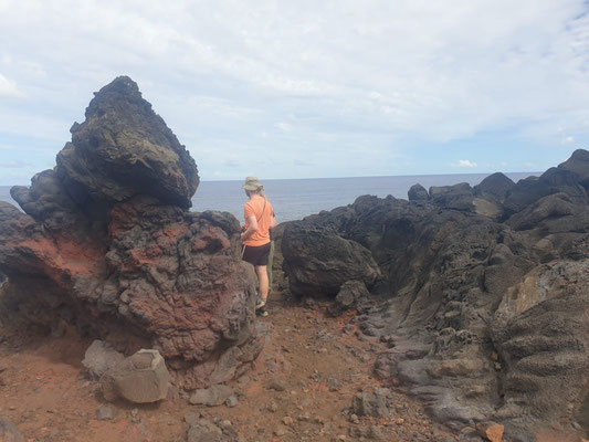 Timo bei roten Felsen nahe der Höhle Ana Kai Tangata