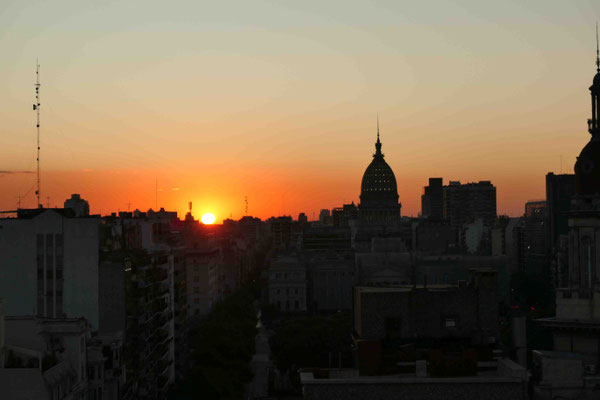 Auch dieser bombastische Sonnenuntergang hinter dem Congreso konnte Franzi nicht aufmuntern