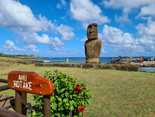 Moai mitten in Hanga Roa