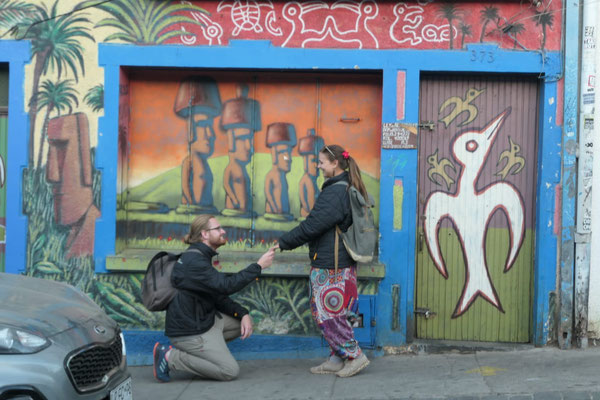 Ein paar Tage später liefen wir während einer sehr empfehlenswerten Free-Walking-Tour in Valparaíso einem Wandbild von Ahu Nau Nau über den Weg...