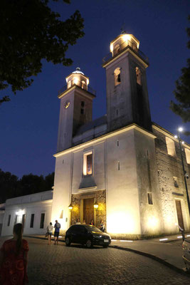 Auch die Kirche leuchtet nachts- allerdings aus anderen Gründen als der Leuchtturm