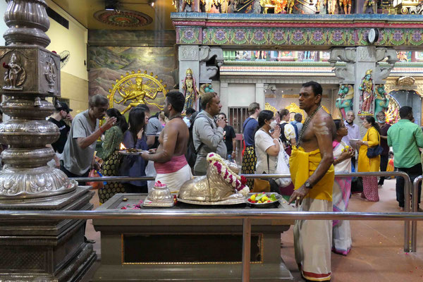 Prozession im Hindustischen Tempel. Alles war sehr lebendig und man fühlte sich, als wäre man voll dabei ohne jemanden zu kennen.