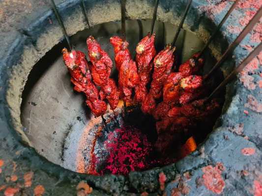 In einem super beliebten Pakistanischen Straßenlokal wurde frisches Chicken Tandoori im Lehmofen hergestellt genauso wie...