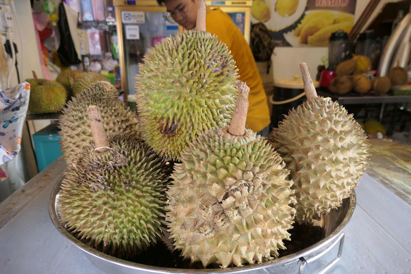 Durian- die Frucht die nach menschlichem Kot riecht, aber wohl sehr lecker schmeckt. Ein Versuch steht noch aus.
