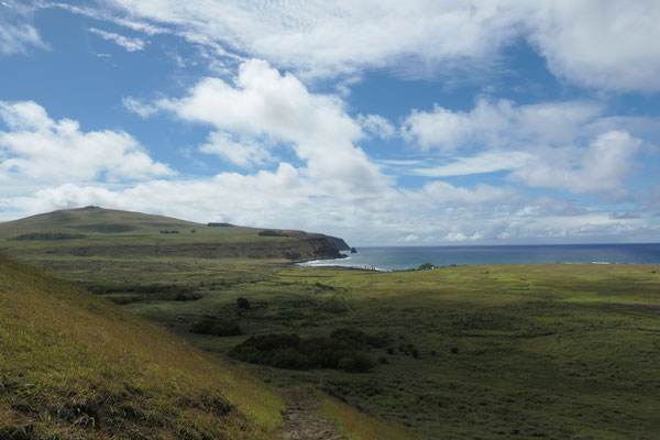 Blick von Rano Raraku bis Ahu Tongariki und dem Vulkan Poike