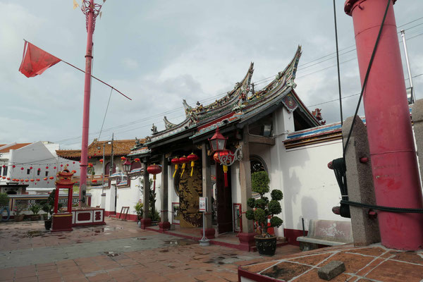 In der Harmoniestraße von Malaka findet man den ältesten, Chinesischen Tempel Malaysias neben...