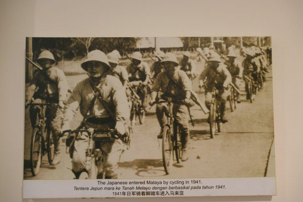 So kamen die Japaner 1941 und nahmen Malaysia ein. Die Fahrräder waren wohl Japanisch und exportiert worden. Sie wussten wo die Verkaufsläden sind und holten sie sich hier vor Ort zurück.
