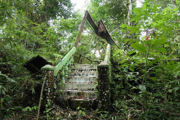 Ehemaliges Rehabilitationszentrum für Orang Utans ist heute ein "Lost Place" im Dschungel
