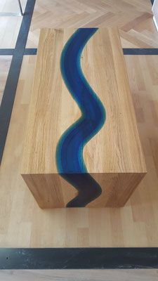 Tisch im Flussdesign